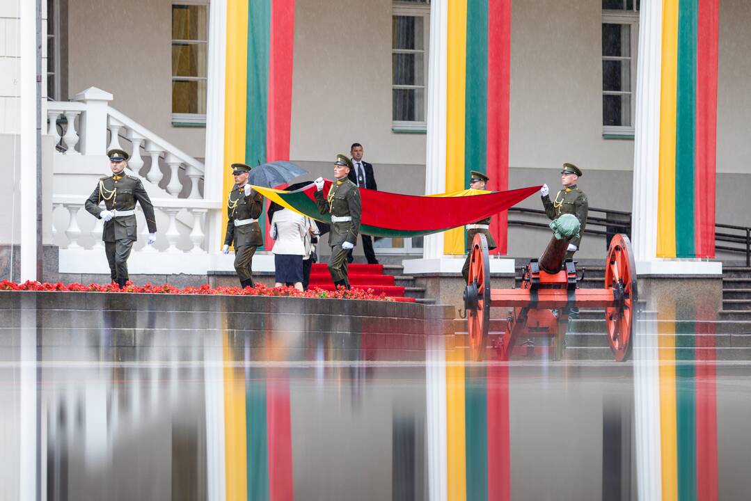 Valstybės vėliavų pakėlimo ceremonija