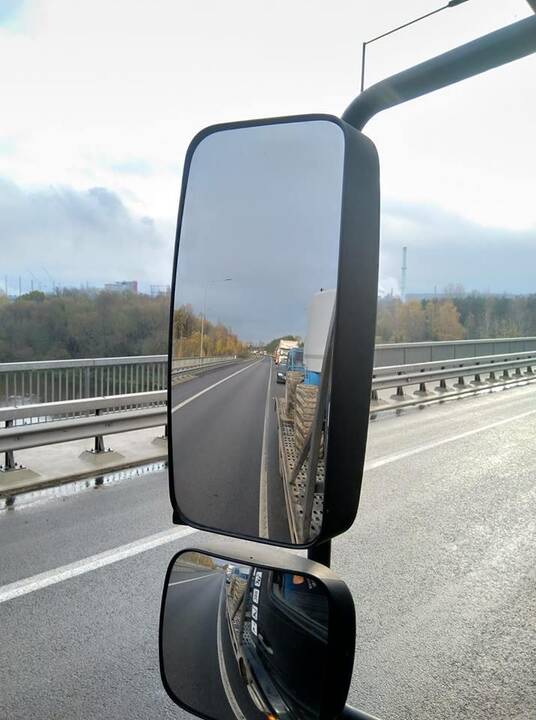 Skaudi avarija Jonavos rajone: sužeisti du žmonės, vienas jų – kariškis