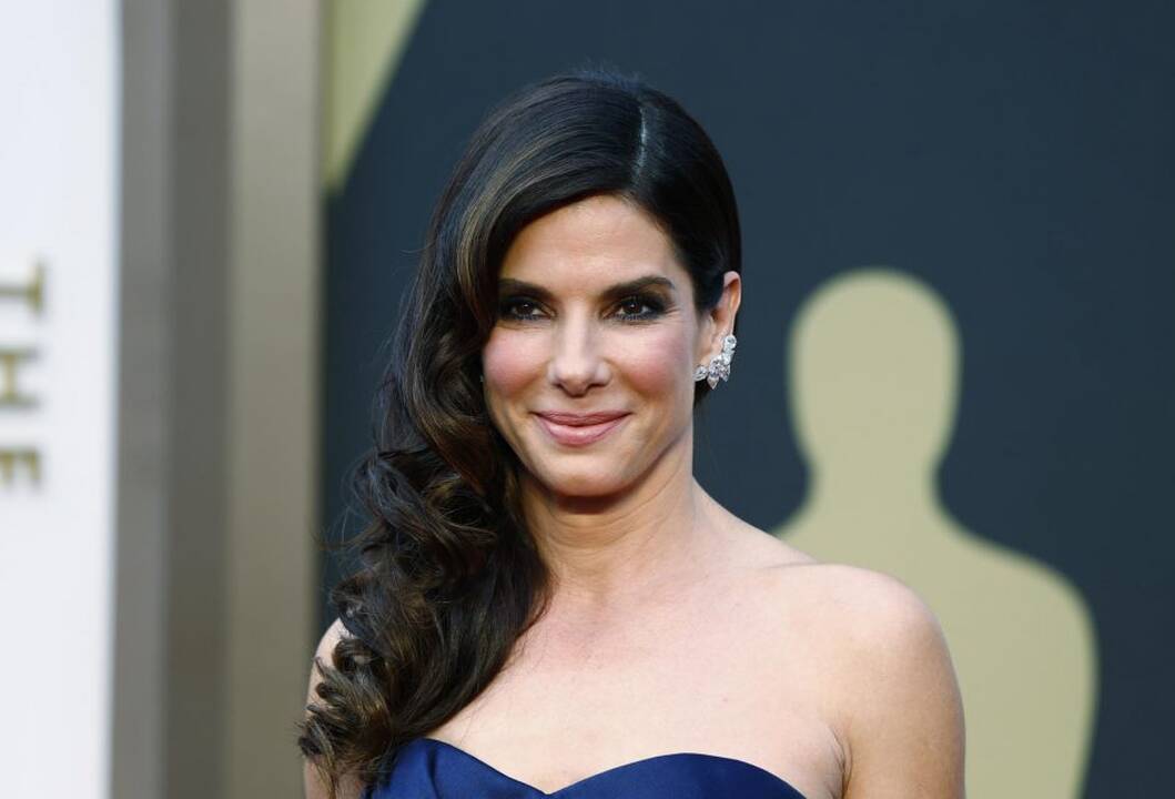 1964 — gimė Holivudo aktorė Sandra Bullock.