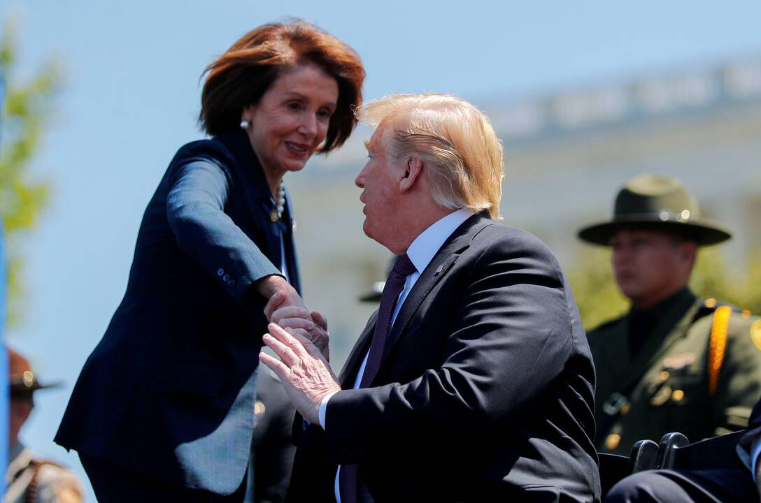 JAV demokratų lyderė N. Pelosi: norėčiau matyti D. Trumpą kalėjime