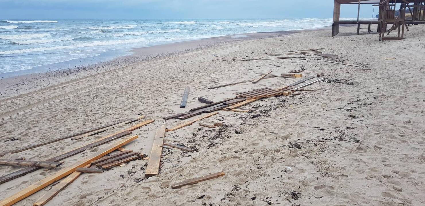 Tvarkosi: paplūdimiuose darbo netrūksta net žiemą.