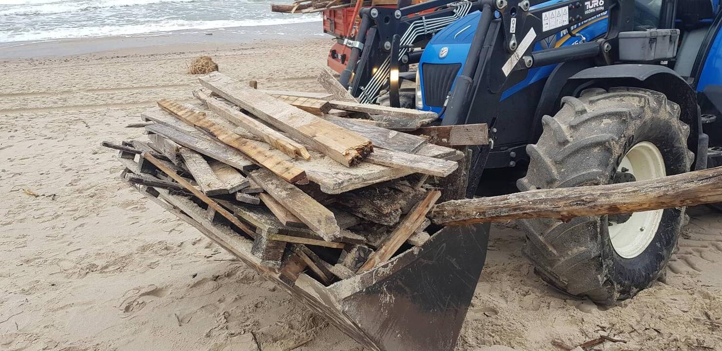 Tvarkosi: paplūdimiuose darbo netrūksta net žiemą.
