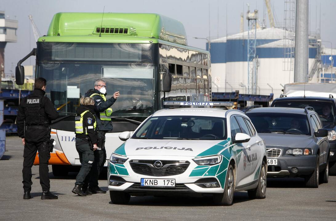 Grįžusius keltu į Klaipėdą pasitiko ginkluota palyda
