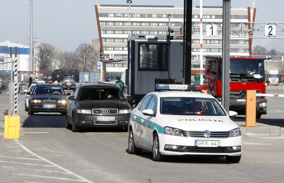 Grįžusius keltu į Klaipėdą pasitiko ginkluota palyda