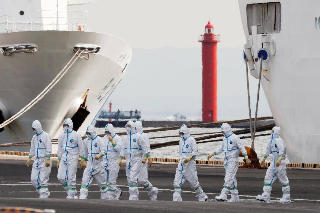 Kruiziniame laive Japonijoje nustatyti šeši nauji užsikrėtimo koronavirusu atvejai