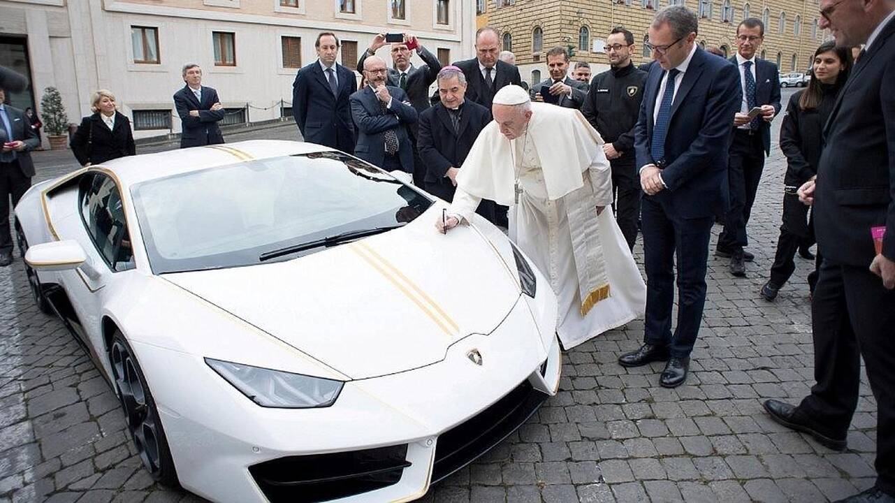 Popiežius aukcione parduoda savo „Lamborghini“