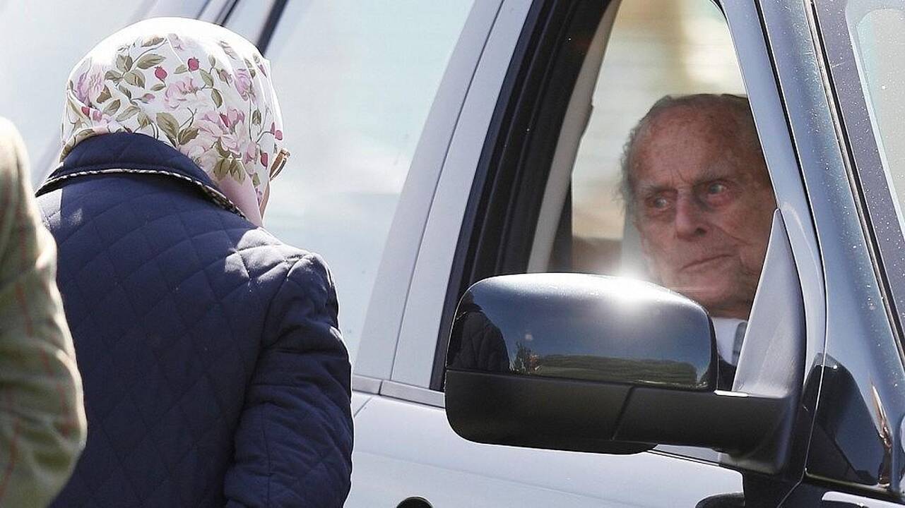 D. Britanijos karalienės sutuoktinis po operacijos pirmąkart pasirodė viešumoje