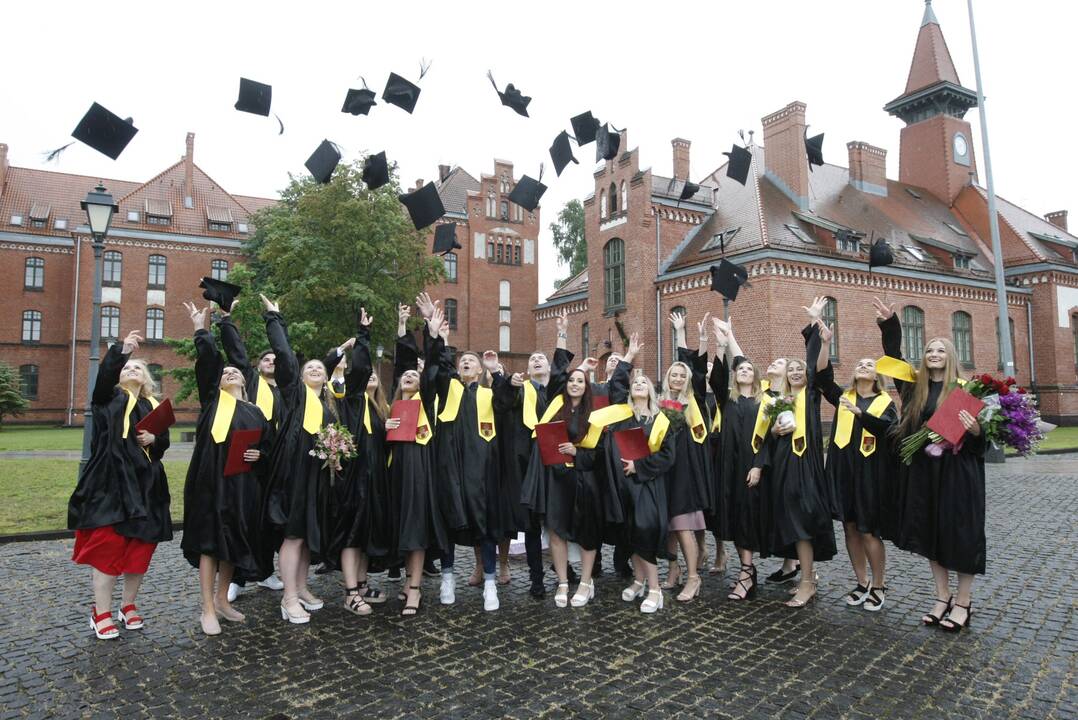 Šventė: penktadienį 633 Klaipėdos universiteto absolventams įteikti mokslų baigimą patvirtinantys diplomai.