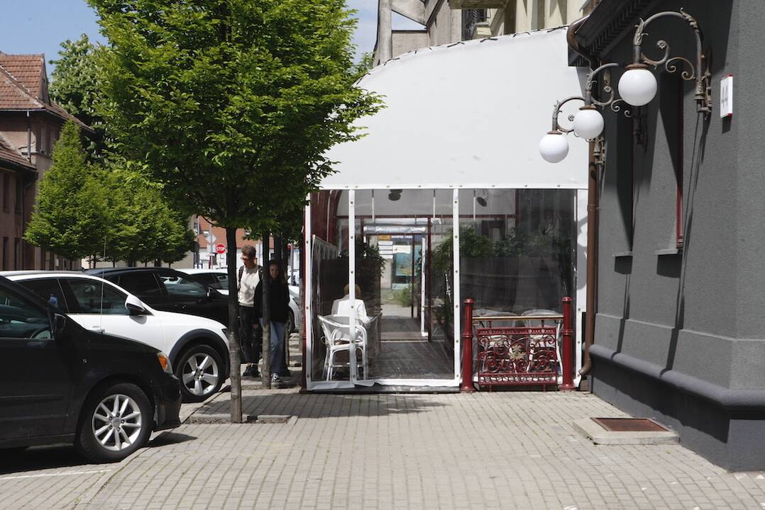 Plotas: restorano „Skandalas“ terasa, užtvėrusi pėsčiųjų šaligatvį, užkliuvo miestiečiams, parašę skundą žmonės kreipėsi į savivaldybę.