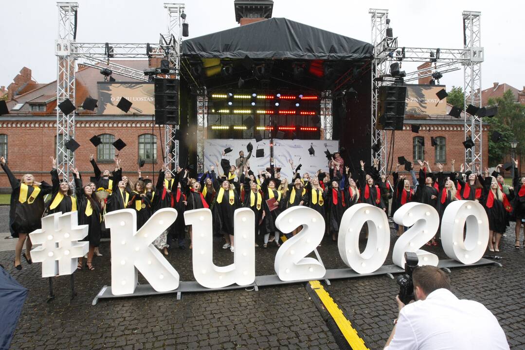 Šventė: penktadienį 633 Klaipėdos universiteto absolventams įteikti mokslų baigimą patvirtinantys diplomai.