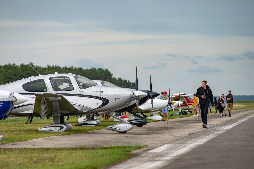 Įvykis: liepos 6-ąją Nidoje oficialiai atnaujintas oro uosto, kurio atidarymą vainikavo aviacijos šventė, darbas.