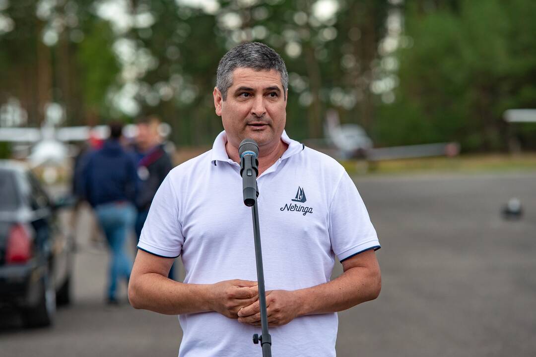 Įvykis: liepos 6-ąją Nidoje oficialiai atnaujintas oro uosto, kurio atidarymą vainikavo aviacijos šventė, darbas.