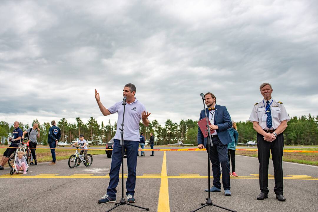 Įvykis: liepos 6-ąją Nidoje oficialiai atnaujintas oro uosto, kurio atidarymą vainikavo aviacijos šventė, darbas.