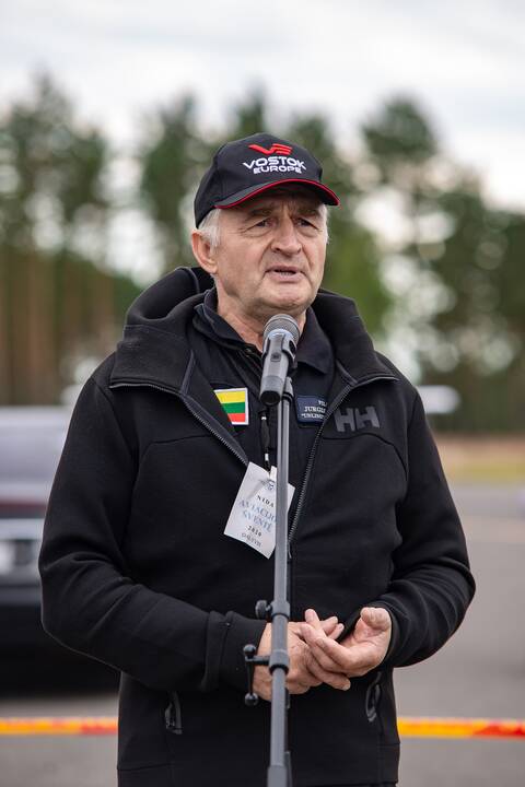 Įvykis: liepos 6-ąją Nidoje oficialiai atnaujintas oro uosto, kurio atidarymą vainikavo aviacijos šventė, darbas.