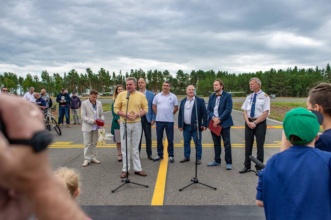 Įvykis: liepos 6-ąją Nidoje oficialiai atnaujintas oro uosto, kurio atidarymą vainikavo aviacijos šventė, darbas.
