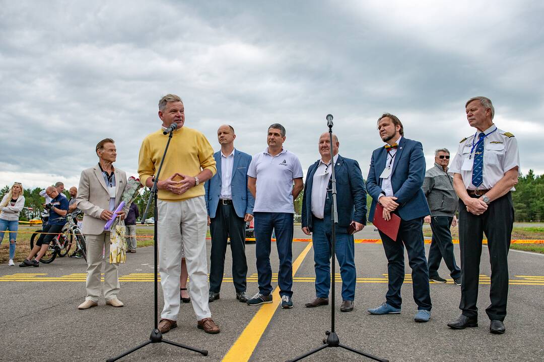 Įvykis: liepos 6-ąją Nidoje oficialiai atnaujintas oro uosto, kurio atidarymą vainikavo aviacijos šventė, darbas.