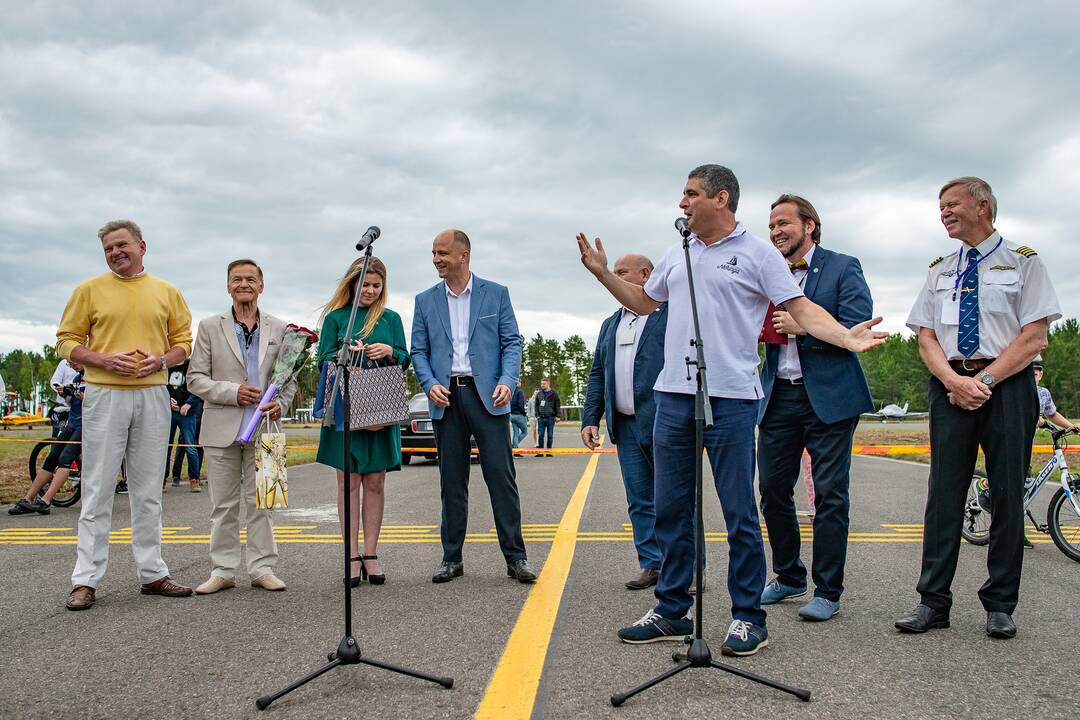 Įvykis: liepos 6-ąją Nidoje oficialiai atnaujintas oro uosto, kurio atidarymą vainikavo aviacijos šventė, darbas.