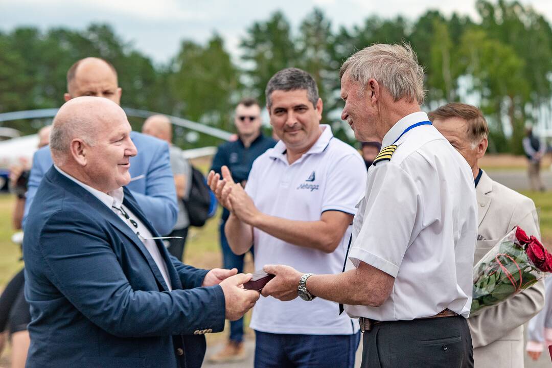 Įvykis: liepos 6-ąją Nidoje oficialiai atnaujintas oro uosto, kurio atidarymą vainikavo aviacijos šventė, darbas.