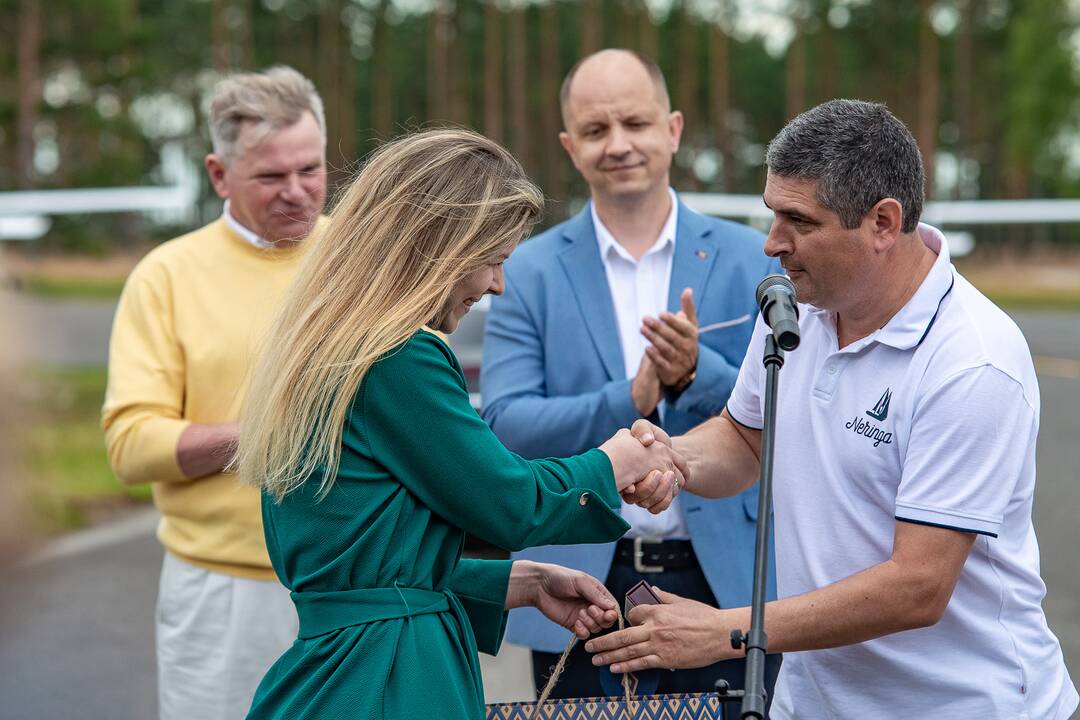 Įvykis: liepos 6-ąją Nidoje oficialiai atnaujintas oro uosto, kurio atidarymą vainikavo aviacijos šventė, darbas.