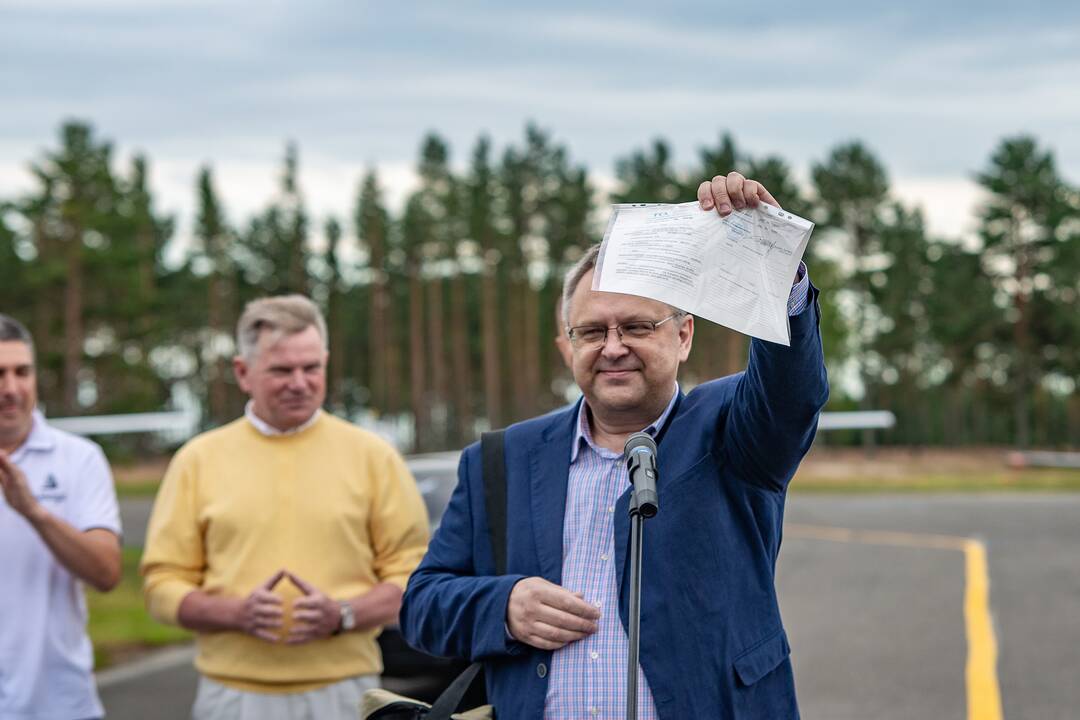 Įvykis: liepos 6-ąją Nidoje oficialiai atnaujintas oro uosto, kurio atidarymą vainikavo aviacijos šventė, darbas.