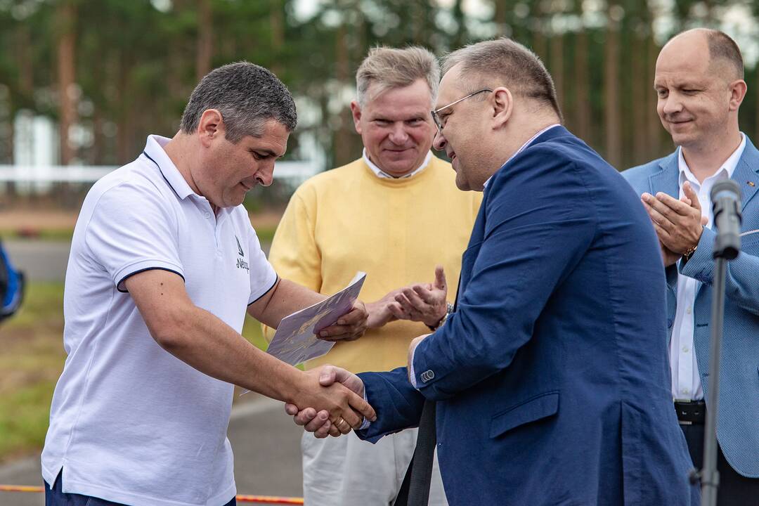 Įvykis: liepos 6-ąją Nidoje oficialiai atnaujintas oro uosto, kurio atidarymą vainikavo aviacijos šventė, darbas.