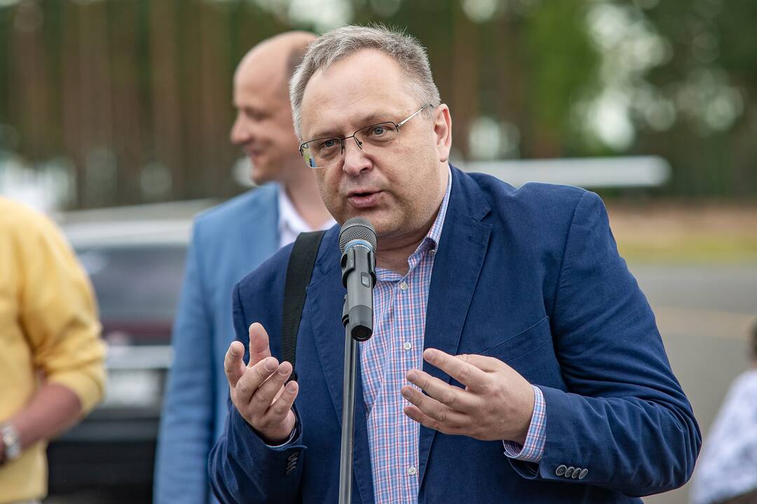 Įvykis: liepos 6-ąją Nidoje oficialiai atnaujintas oro uosto, kurio atidarymą vainikavo aviacijos šventė, darbas.