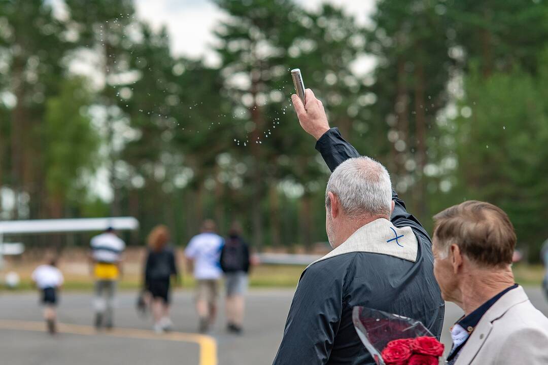 Įvykis: liepos 6-ąją Nidoje oficialiai atnaujintas oro uosto, kurio atidarymą vainikavo aviacijos šventė, darbas.