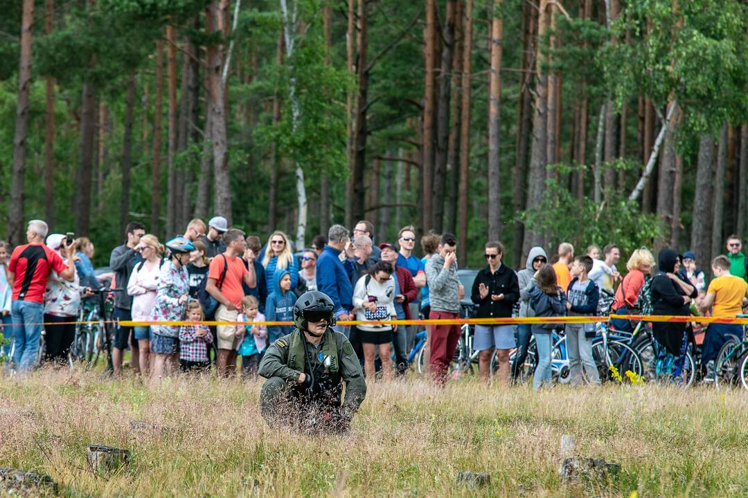 Įvykis: liepos 6-ąją Nidoje oficialiai atnaujintas oro uosto, kurio atidarymą vainikavo aviacijos šventė, darbas.