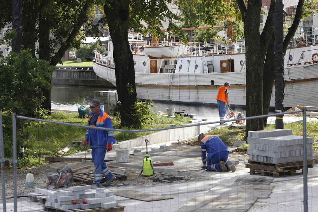 Problemos: rangovai, baigiantys rekonstruoti Danės skverą, susiduria su statybinių medžiagų trūkumu.