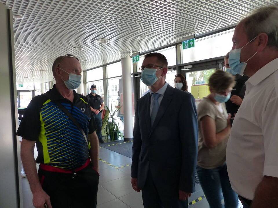 Vizitas: šilutiškiai sveikatos ministrą A.Dulkį nusprendė paegzaminuoti. Prieš skiepus nusistačiusi grupelė ne tik kėlė erzelį, bet ir veržėsi į vakcinacijos centrą.