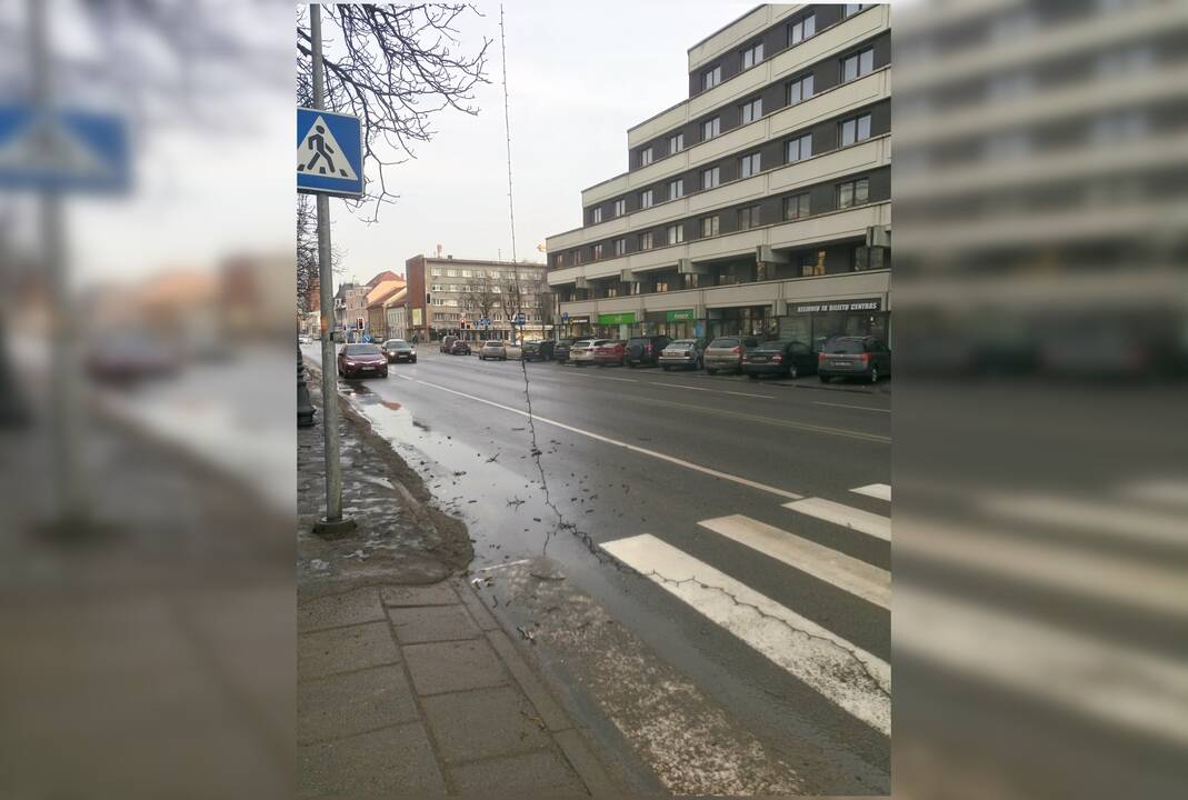 Situacija: Naujojoje Uosto gatvėje kalėdinė girlianda pakibo pirmoje eismo juostoje.