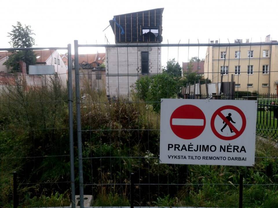 Užmojai: Miesto tvarkymo skyriaus vedėjos I.Šakalienės sklypo ribose – intriguojantis užrašas. Stendas dar ir vakar skelbė, jog čia vyksta tilto remontas.