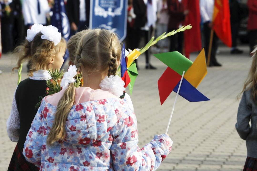 Skambutis: į simbolinę pirmąją pamoką Lietuvininkų aikštėje rinkosi būriai mokinių.