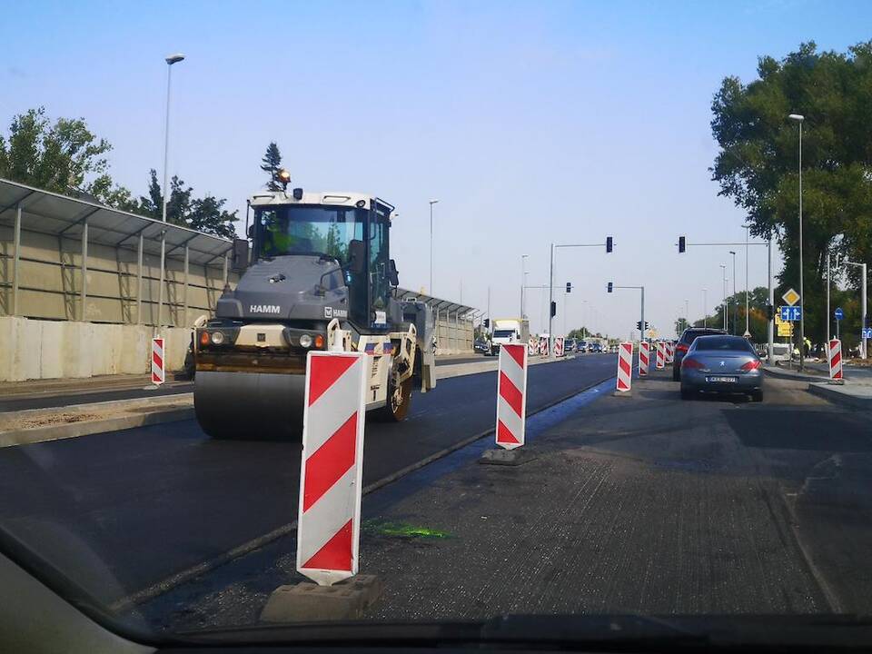 Darbai: Liepų gatvės sankryžoje su Arimų ir Jaunystės gatvėmis kelininkai savaitgalį pradėjo kloti asfaltą.