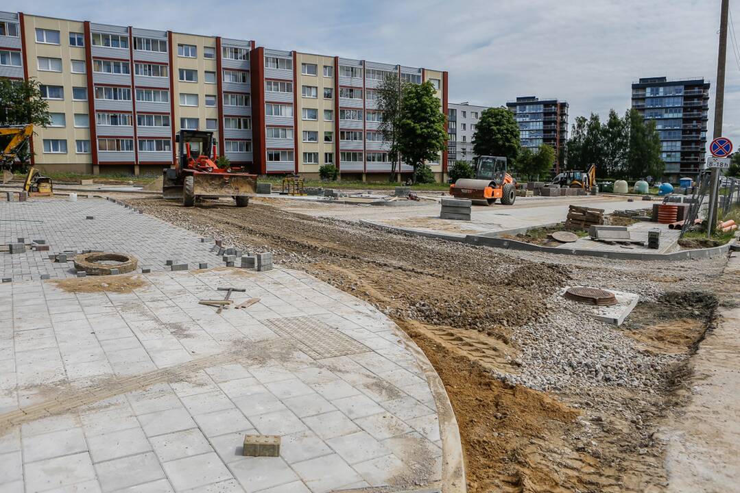 Rekonstrukcija: Kuncų gatvėje atliekami šaligatvių atnaujinimo darbai. Šaligatvis prieš ir po remonto akivaizdžiai skiriasi.