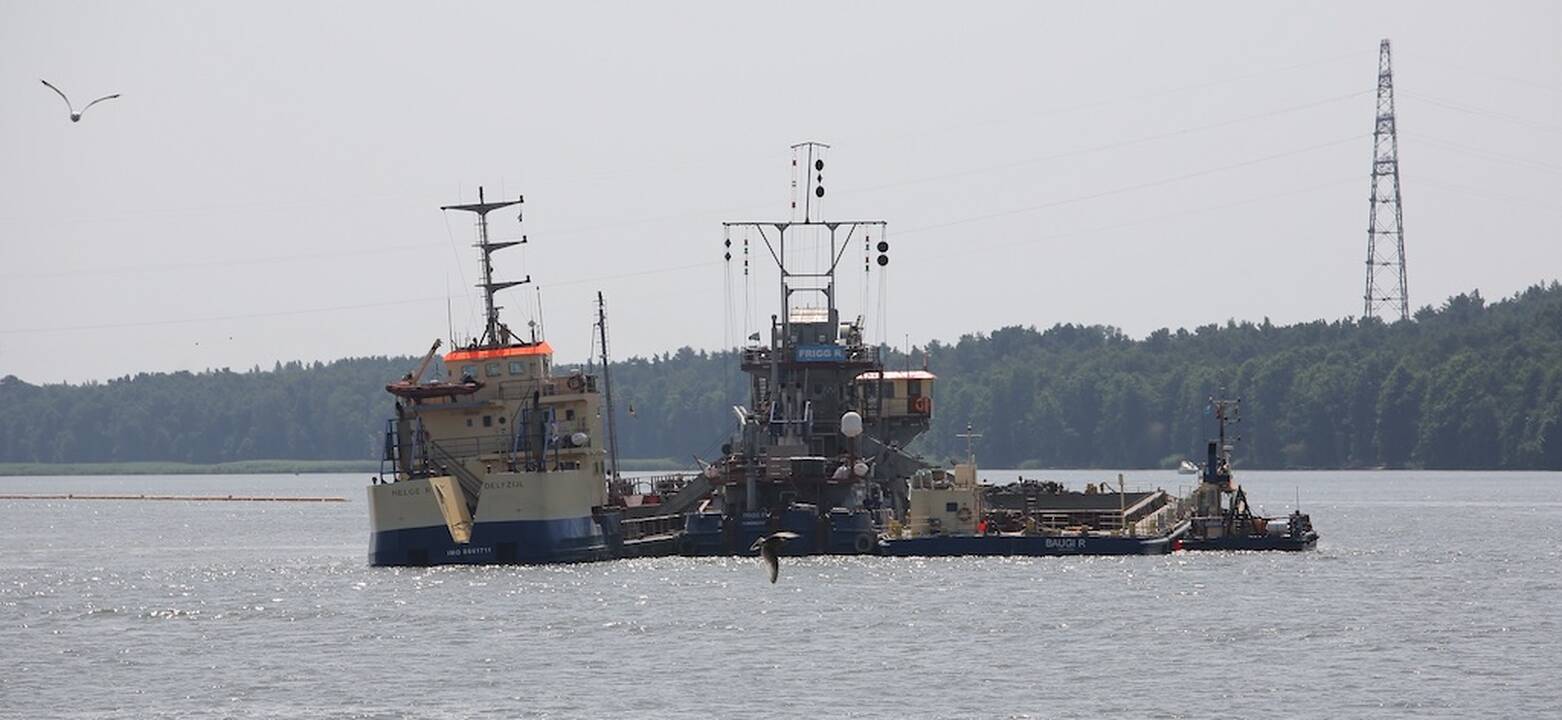Darbai: tai vienur, tai kitur uoste nuolat vyksta gilinimas.