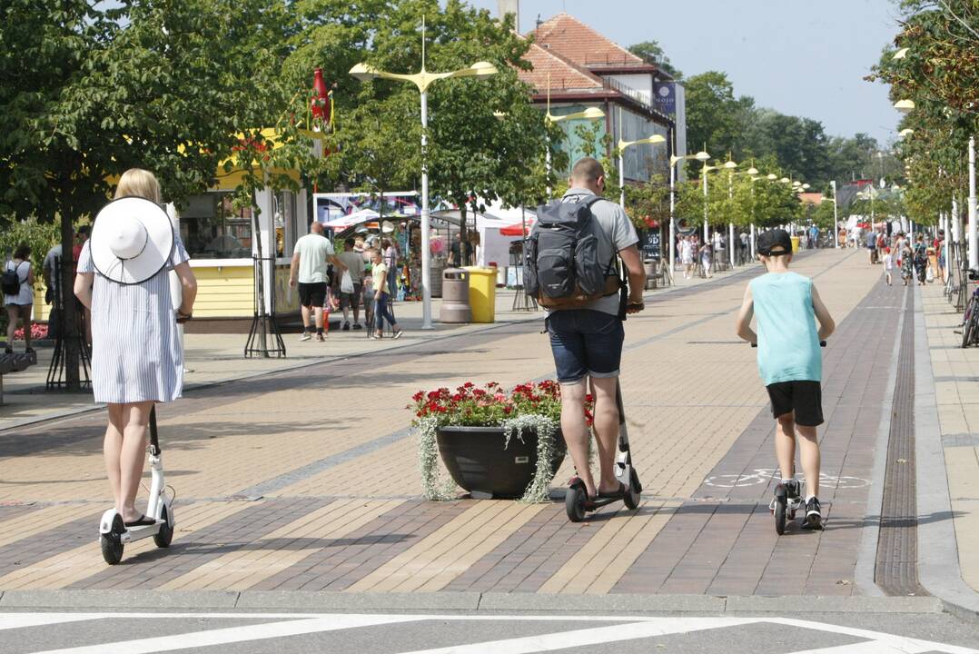 Populiarumas: vasarą Palangoje elektrinį paspirtuką galima išsinuomoti kone ant kiekvieno kampo.