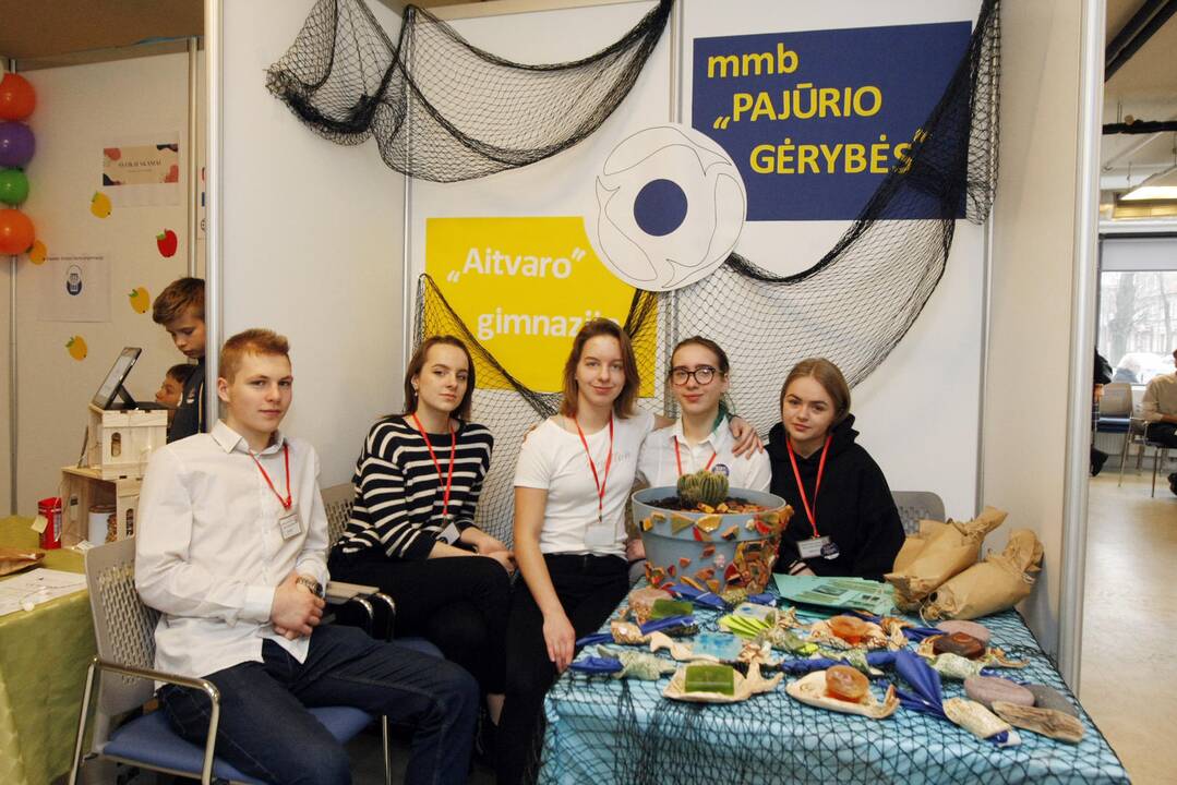 Renginys: Klaipėdos kultūros fabrike surengta jau 10-oji mokomųjų bendrovių mugė, kurios metu moksleivių komandos pristatė savo paslaugas, produktus ir verslo idėjas.