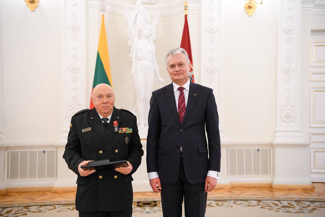 Įvertino: už aktyvią antisovietinę veiklą Vyčio Kryžiaus ordino Riterio kryžiumi Lietuvos Prezidentas G.Nausėda apdovanojo klaipėdietį, buvusį politinį kalinį J.Šilinską.