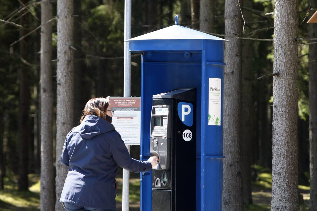 Terminas: rinkliava už stovėjimą pajūrio prieigose esančiose automobilių stovėjimo aikštelėse renkama nuo gegužės 1 d. iki rugsėjo 15 d.