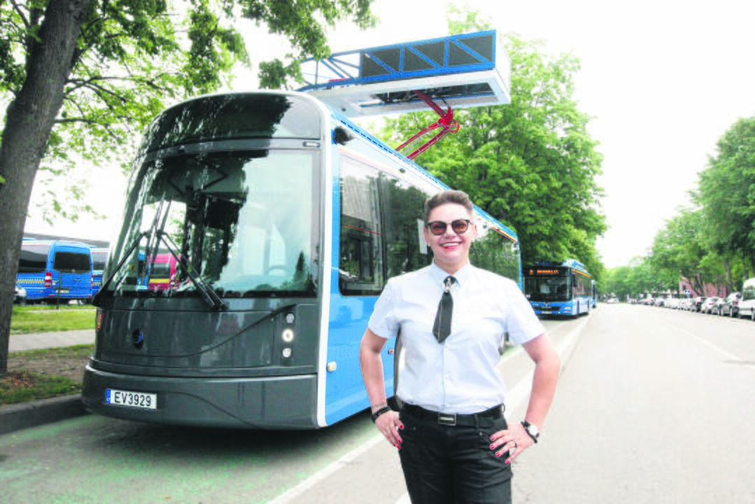 Žinios: L.Brunevičiūtė prisipažino, jog neretai smalsuoliams tenka pasakoti apie jos vairuojamo elektrinio autobuso inovacijas.