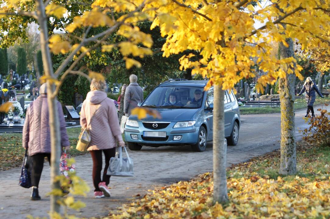 Ribojimai: lapkričio 1 ir 2 dienomis į kapines mašinomis bus galima įvažiuoti tik iki 12 val.