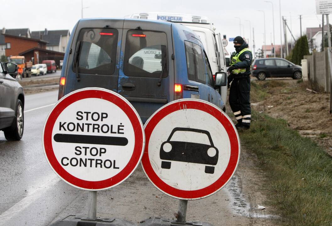 Situacija: policijos užkardos siutina net ir tvarkos nepažeidžiančius gyventojus – žmonės savo rajone negali susitvarkyti būtinų reikalų.