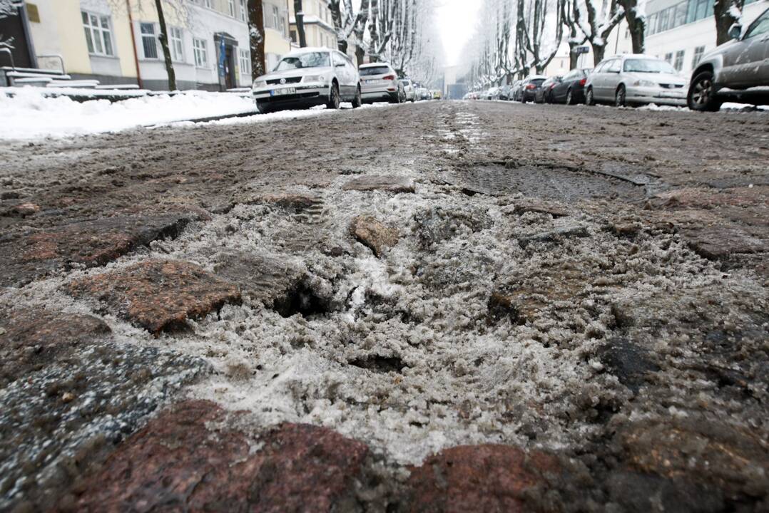 Nuostolis: šioje vietoje klaipėdiečiai taip sugadino automobilio padangas, kad dvi jų prakirto.