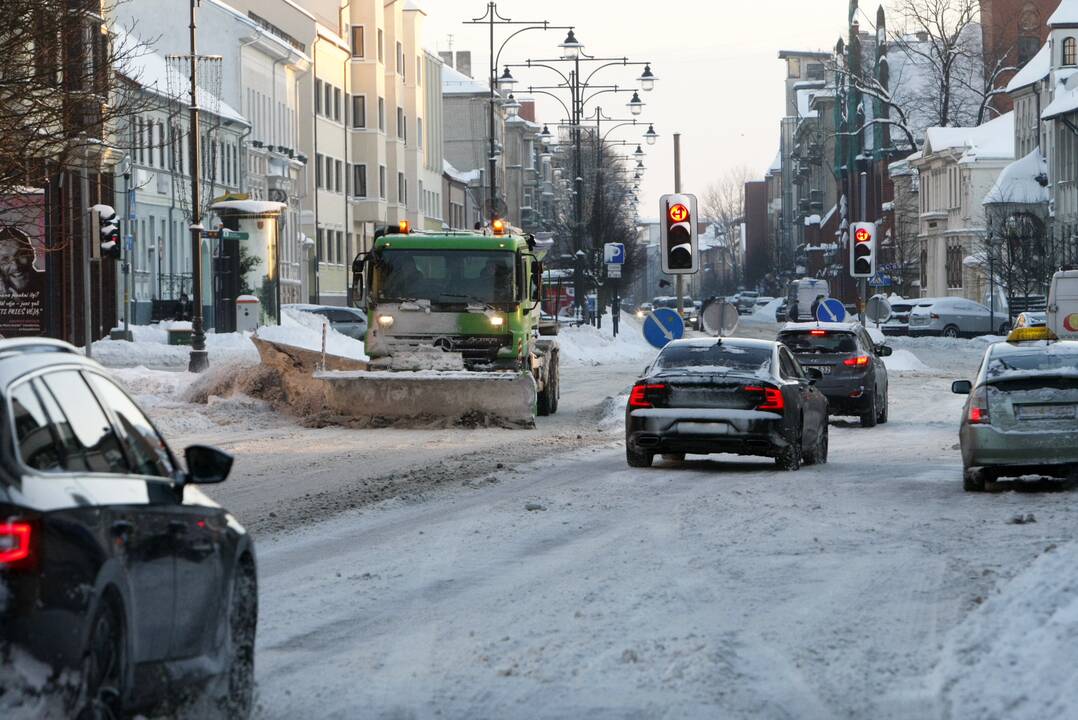 Skundai: šių metų žiema klaipėdiečiams varo pyktį – po kiekvieno smarkesnio snygio miestiečiai neprabrenda nevalytais šaligatviais, automobiliai stringa gatvėse.