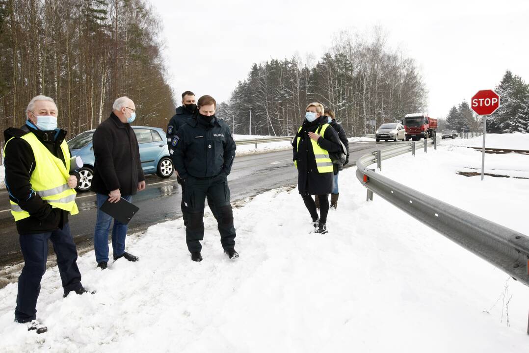 Komisija: neeiliniame Klaipėdos rajono savivaldybės Saugaus eismo komisijos posėdyje virė aistros – policininkai, geležinkelininkai ir savivaldybės darbuotojai mėgino spręsti Kiškėnų pervažos rebusą.