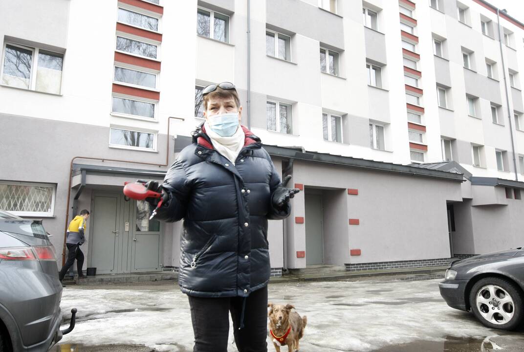 Emocijos: namo gyventoja A.Zamiatina piktinosi, kad kas mėnesį už renovaciją tenka pakloti 126 eurus, nors anksčiau pačią šalčiausią žiemą už šildymą tekdavo mokėti daugiausia 200 eurų.