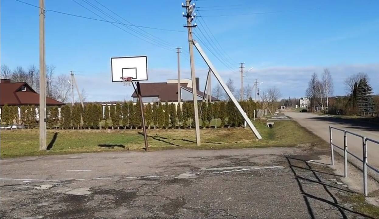 Situacija: internautai ūžia dėl štai tokios krepšinio aikštelės Mažeikių rajone, tačiau seniūnija aiškina, kad 220 gyventojų turinčiame kaime sukamasi iš padėties taip, kaip išeina.