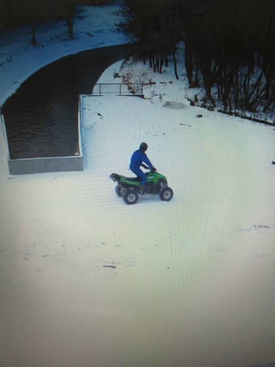 Pasivažinėjo: tokių vaizdų, kuriuose užfiksuoti keturratininkai ar motociklininkai, Sendvario seniūnijos žmonės jau prikaupė, tačiau vandalų nepavyksta sučiupti.