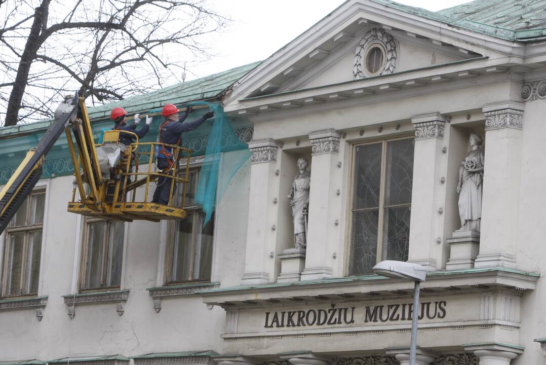 Saugumas: kad byrančios fasado detalės nesužeistų žmonių, pastatas dengiamas apsauginiu tinklu.